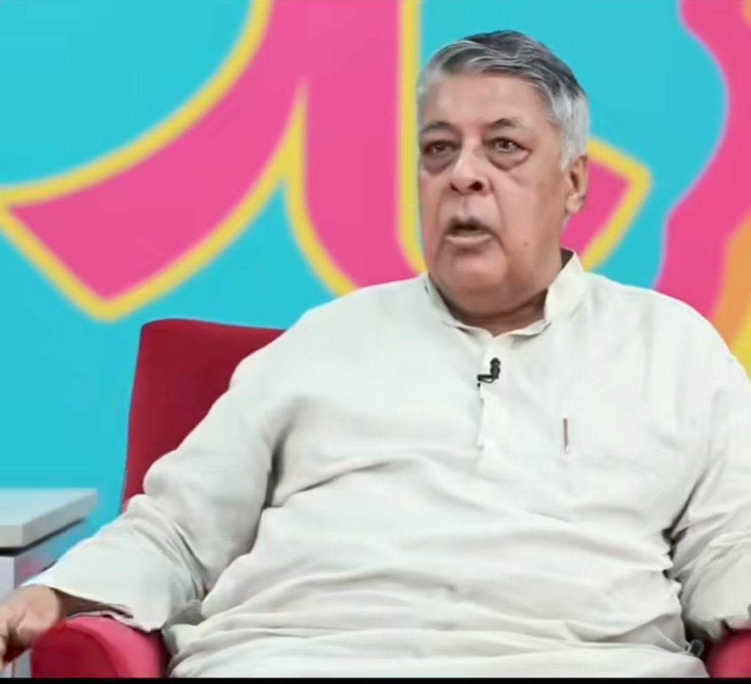 प्रोफेसर – अगर सौ दो साल बाद इस देश का इतिहास लिखा गया और बात देश के avalanche of stupitidy पर बात आई तो

राजनेताओं से कहीं ज्यादा इस देश के मीडिया का योगदान होगा।

सौरभ द्विवेदी – जी 

प्रोफेसर – आजकल के मीडिया नाग नागिन के रोमांस दिखाते हैं, नोटों में चिप निकालते हैं, गाय के