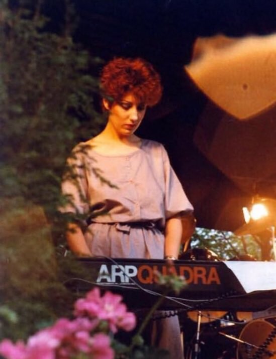 TheFullGrowns's tweet photo. 暁美です。
Gillian Gilbert(New Order)。
彼女はギターとキーボードでバンドの冷ややかな輝きを支えながら、
子育てと音楽活動を両立させてきた。
ステージに立ち続ける姿は、
「女性はどんなふうにロックを生きられるか」
その問いへの答えのひとつだったと思う。
#NewOrder #GillianGilbert https://t.co/bumHDFVsMu