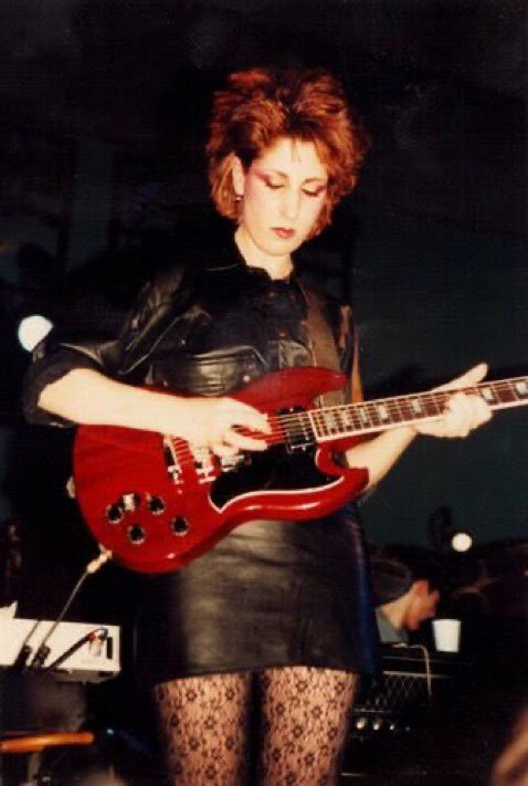 TheFullGrowns's tweet photo. 暁美です。
Gillian Gilbert(New Order)。
彼女はギターとキーボードでバンドの冷ややかな輝きを支えながら、
子育てと音楽活動を両立させてきた。
ステージに立ち続ける姿は、
「女性はどんなふうにロックを生きられるか」
その問いへの答えのひとつだったと思う。
#NewOrder #GillianGilbert https://t.co/bumHDFVsMu