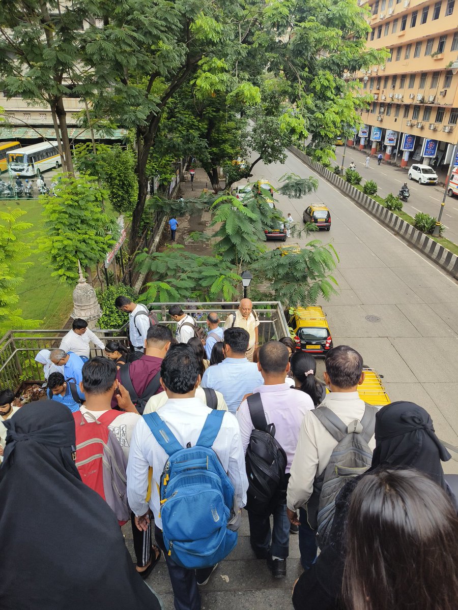Devang7's tweet photo. @mybmc @CMOMaharashtra  This is himalaya bridge.. last 3 days escalators closed and the  commuter harrased the move.. This is disaster @RoadsOfMumbai https://t.co/eAv7Qz1eXz