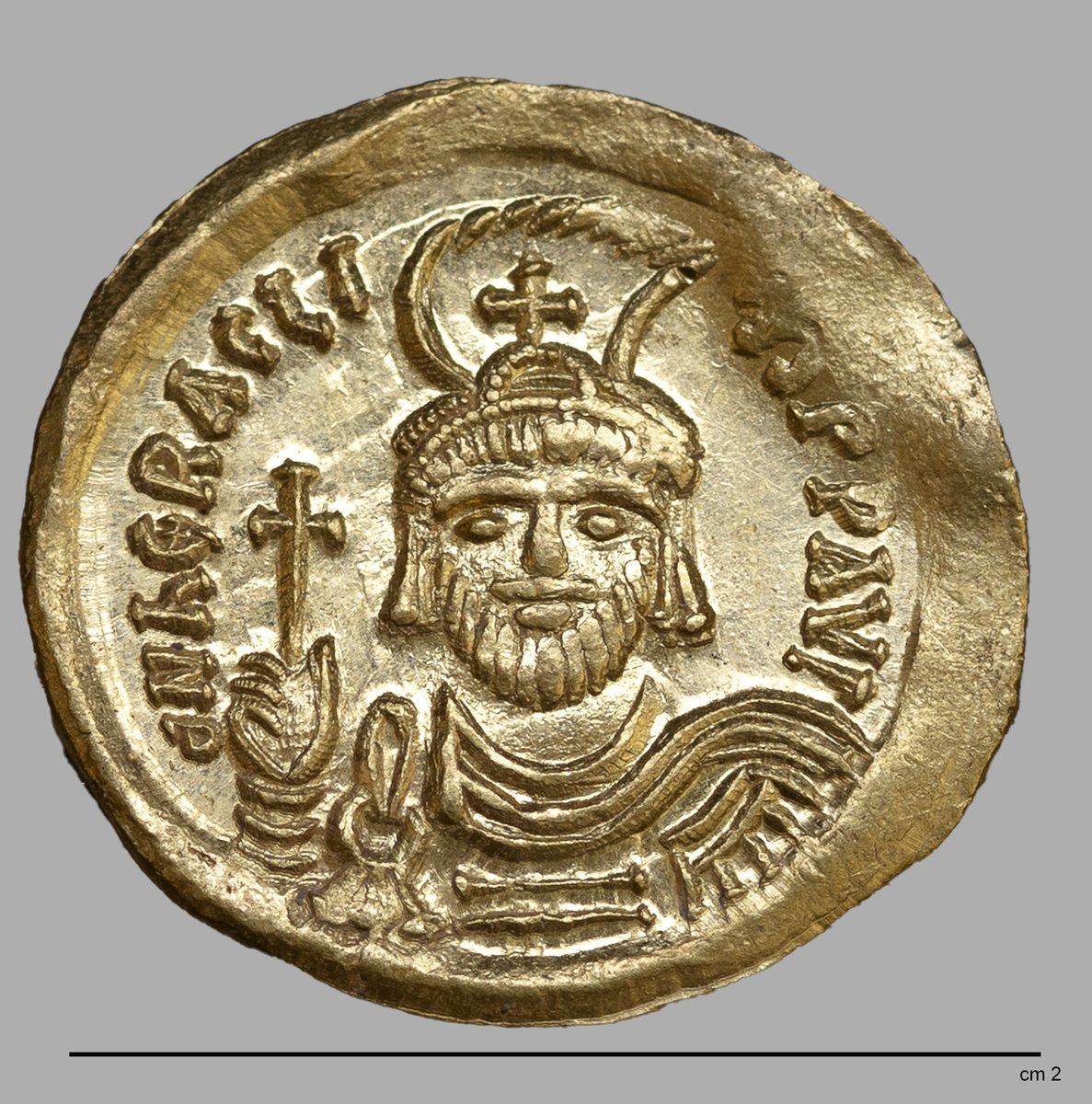 מטמון, מטבעות ותכשיטי זהב מהתקופה הביזנטית נחשפו בגן הלאומי סוסיתא. בין המטבעות - מטבע נדיר משנת 610 

<a href="/rubih67/">Rubi Hammerschlag | רובי המרשלג</a> 
(צילום: מיכאל איזנברג)