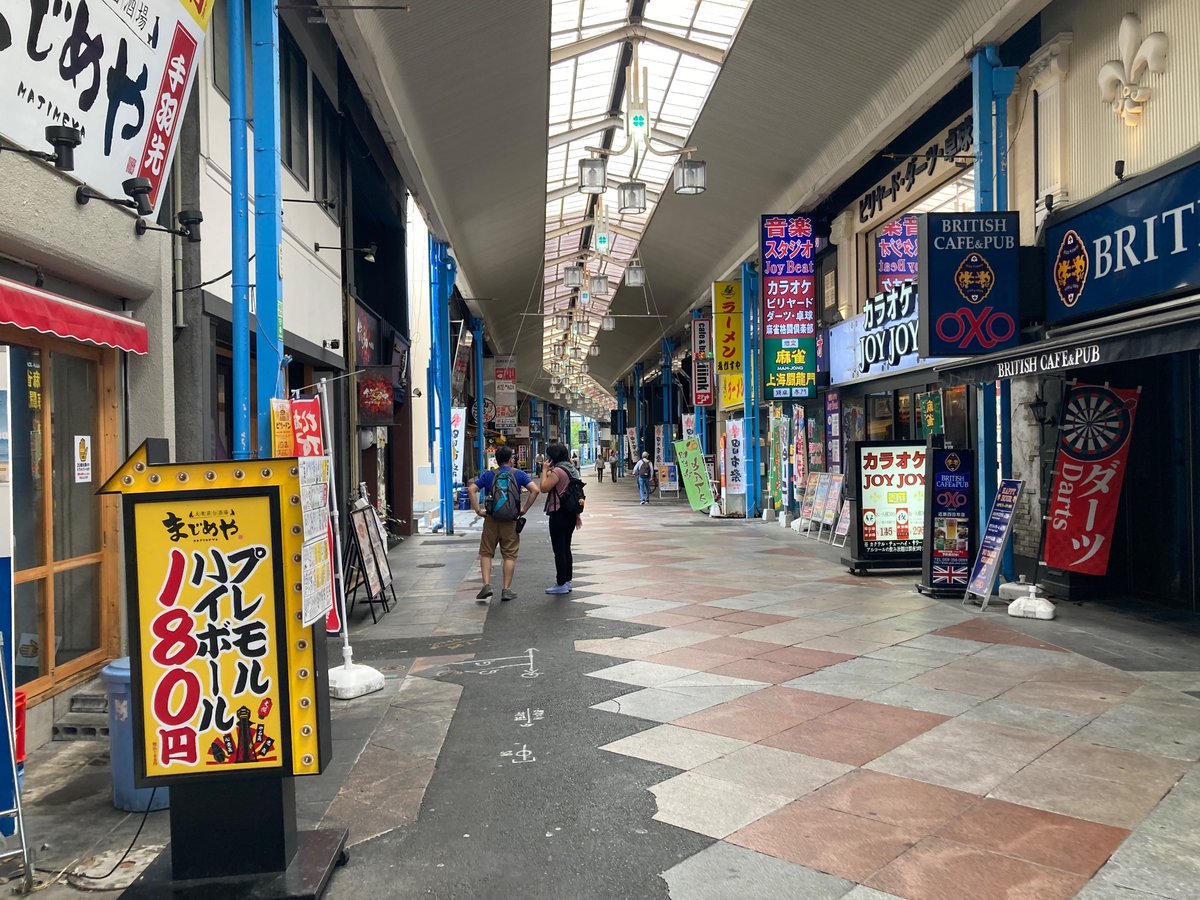 yoshimo_banana's tweet image. yoshimoの三重旅DAY2 その2
初日に思いの外体力削られたので、予定変更して四日市周辺をのんびり散歩。
神社とかアーケード街など中々に風情があってこれも良し。
にしても、キャバクラ看板の横に町中華ののぼりはちょい笑った。
#四日市市 #散歩# 諏訪神社 #アーケード街