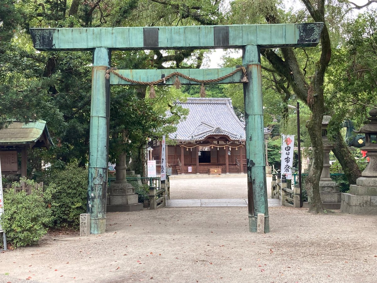 yoshimo_banana's tweet image. yoshimoの三重旅DAY2 その2
初日に思いの外体力削られたので、予定変更して四日市周辺をのんびり散歩。
神社とかアーケード街など中々に風情があってこれも良し。
にしても、キャバクラ看板の横に町中華ののぼりはちょい笑った。
#四日市市 #散歩# 諏訪神社 #アーケード街