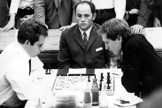 historihobi's tweet image. 4/6 Fischer vs Spassky, Reykjavik 1972: simbol Perang Dingin yang bikin catur mendunia. Skor: 12½–8½ untuk Fischer. #Catur #Fischer #Spassky #Reykjavik1972 #WorldChess #Sejarah