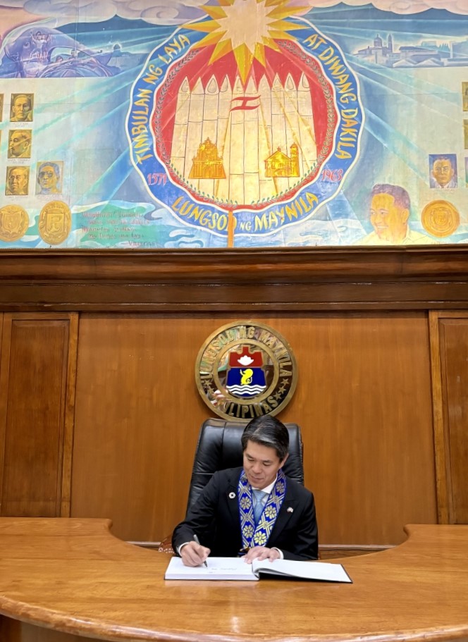 AmbJPNinPH's tweet image. My sincere thanks for the warm welcome by Manila Mayor @IskoMoreno. We reaffirmed our #SharedCommitment to further economic cooperation, ensuring public safety of Japanese nationals and tourists, &amp;amp; exploring ways to celebrate the 70th Anniversary of 🇯🇵🇵🇭 Friendship next year. 🤝
