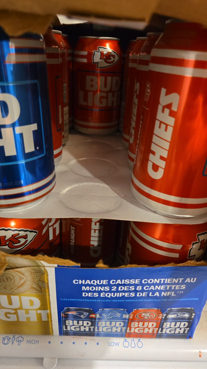 Somebody at the <a href="/BudLightCA/">Bud Light</a> is a Chiefs fan, 29 Chiefs, 1 Bills can. Scandalous!!! Bills are 3-0, I am 0-1 with beer!