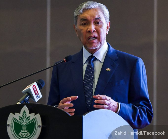 NewsBFM's tweet photo. Drug addiction in Malaysia has reached critical levels, affecting children as young as 10, as dealers lure kids with drug-laced sweets.

"It is a 'truly Malaysian' problem. The major traffickers are Chinese, the organised distributors are Indian, and the retail-level dealers are Malay," DPM Ahmad Zahid told Bernama.

https://t.co/AxqfxLXYck

🧵1