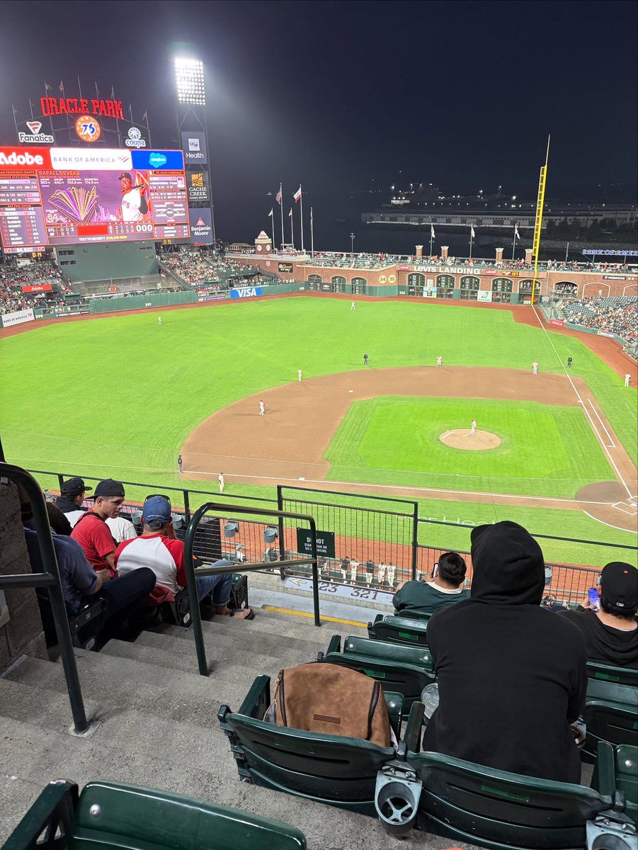 VCH_ca's tweet image. Ballpark lights, hoodie weather, and that kinda quiet only baseball brings.
Not a bad way to spend a night 🧢⚾🌉
#GameNightVibes #OraclePark