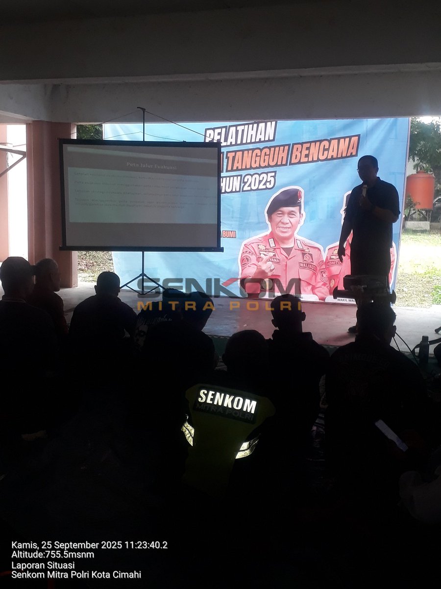 Senkomcimahi's tweet photo. Pemkot Kota Cimahi melalui BPBD melaksanakan sosialisasi dan pelatihan simulasi kesiapan darurat bencana gempa, mengingat Cimahi berada di jalur lempeng sesar lembang, bertempat di Rusunawa Cigugur tengah RW 05, #Senkom #Cimahi https://t.co/b67XdDDlPZ