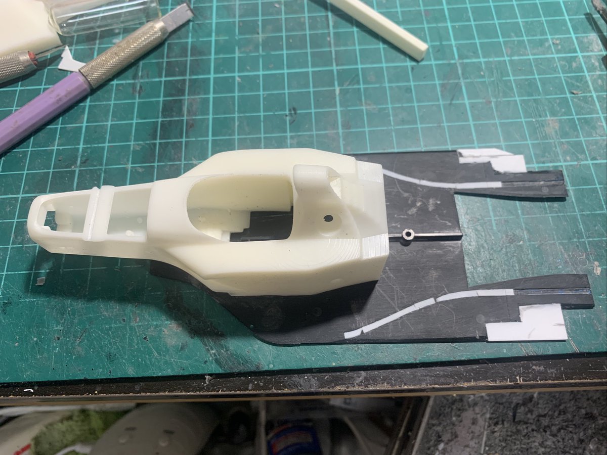 412T1製作振り返り2
ベースとなるフロアはジョーダンをフラット化します。ディフューザーは全然違うのでCADから図面を起こしてプラ板工作。モノコックとディフューザーの型をプリントしてフロアに仮置き、スケール間違ったかと思うほどふくよかです😅

#フェラーリマシンミーティング