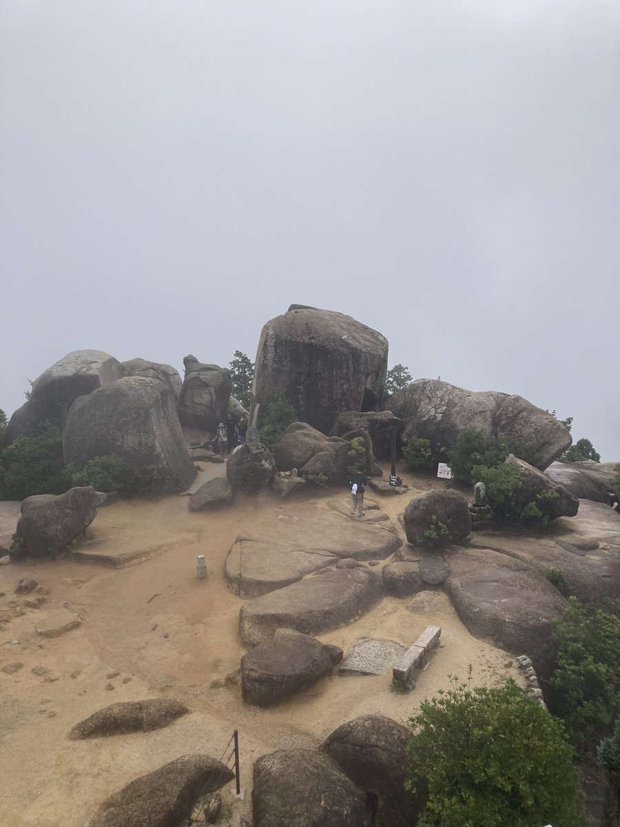 22Source's tweet photo. 宮島、弥山に登ったが、霧で何も見えない https://t.co/lUCiGpoEng