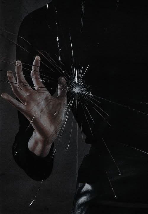 التسامح لا يعني العودة، 
ولا يعني أن نسمح لمن جرحنا بأن يواصل المشي معنا في الطريق ذاته.
قد نسامح لنرتاح، لنغلق الباب بهدوء، لنكمل حياتنا دون حقد... لا لنُرمم ما انكسر 💔...فبعض العلاقات تُدفن، لا تُصلح.