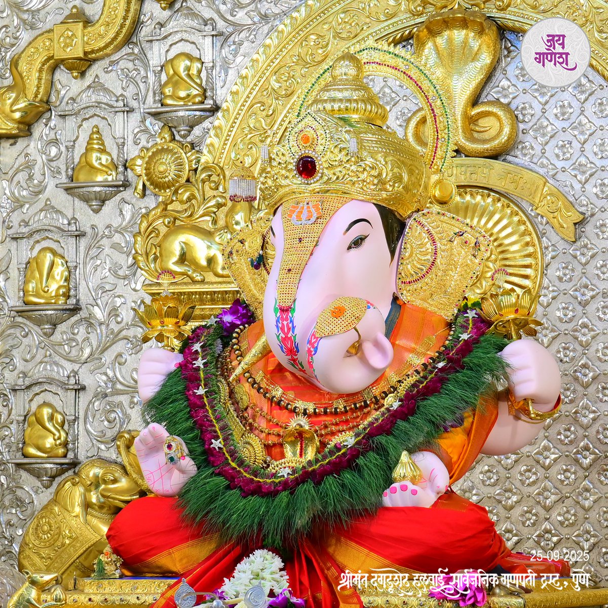 DagdushethG's tweet image. !! वक्रतुण्ड महाकाय सुर्यकोटि समप्रभ !!
!! निर्विघ्नं कुरु मे देव सर्वकार्येषुसर्वदा !!
.
.
.
.
#shrimant #dagdusheth #shrimantdagdushethhalwaiganpati #ganpati #ganpatibappa #pune #maharashtra #bappa