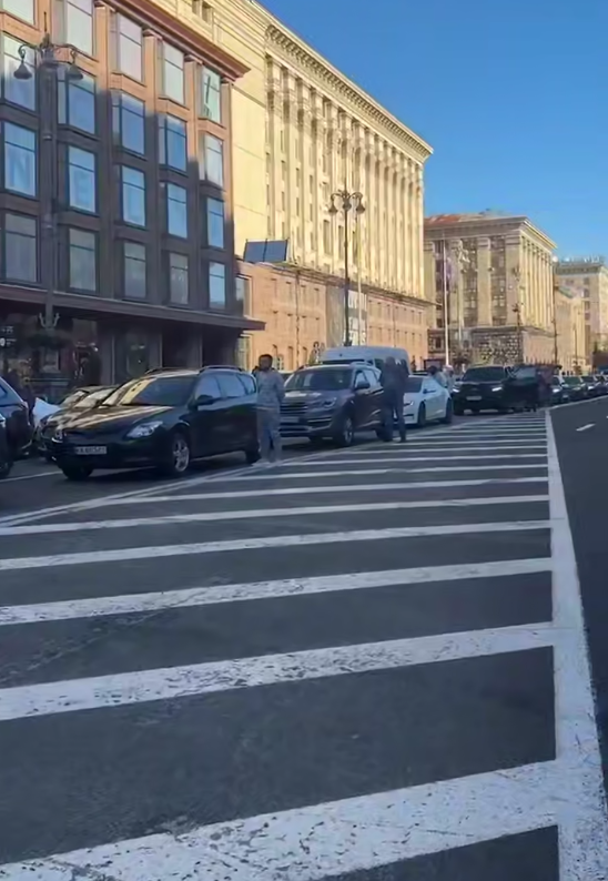 Багато візгу за хвилину мовчання через те, що чоловікам тупо соромно

Вони відмутилися від війська або просто пєтляють від тцк, а тут їм треба відчувати 1 хв сорому за це. Оці всі розмови про економіку і тд, то хоч якесь виправдання

Може ще бояться, що їх запакують біля авто