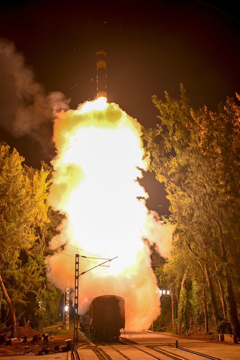 airnewsalerts's tweet image. DRDO, in collaboration with the Strategic Forces Command, successfully tested the Intermediate-Range #BallisticMissile #Agni-Prime on 24 Sep 2025. 

Conducted from a Rail-based Mobile Launcher under full operational scenario, this first-of-its-kind launch enables cross-country