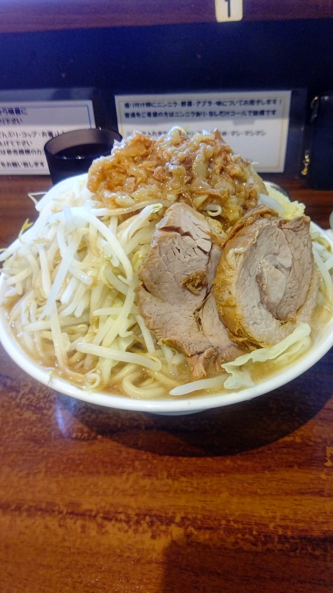 ryo4545454's tweet photo. 拉麺 夢

ラーメン並 NYA ニラキムチ

夜勤明けに訪問!!
久しぶりの並〜
昼も賑わってる👤👤👤👤

今日はフレッシュなスープで夜勤明けに沁みる🙏
ラーメンにも汁なしにも合うニラキムチ大好き!!味変に後半投入🌶
並でも十分な量で大満足！
麺場できるスタッフさん増えたのね✨

ごちそうさまでした！ https://t.co/IteMKG009m