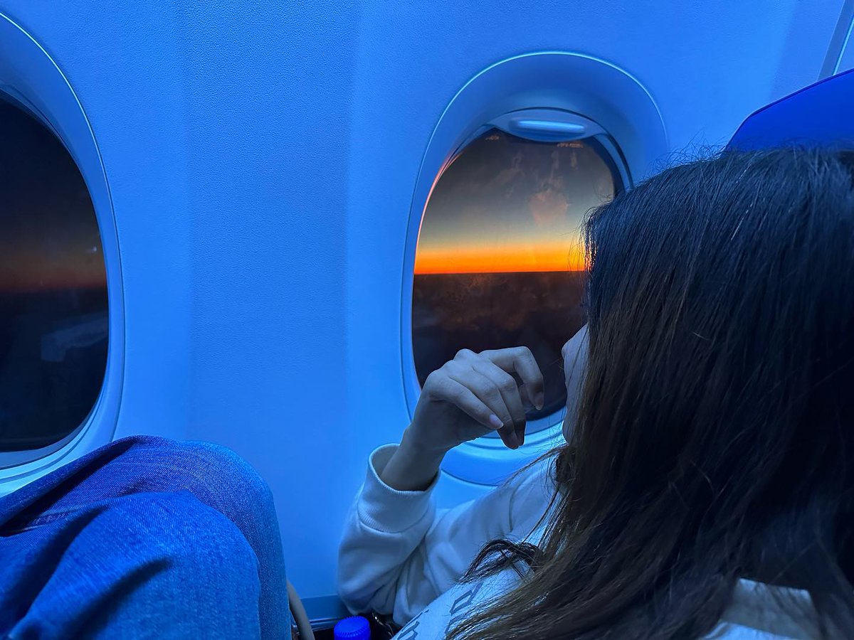 KritiSharma0718's tweet image. There are moments of pure peace — the kind you can only feel. Like sitting by the window seat on a plane, quietly watching the beautiful world below. 🌍✈️#WindowSeatViews #TravelMoments #PeacefulVibes #Wanderlust #InTheAir #SkyGazing #plane #tweeter