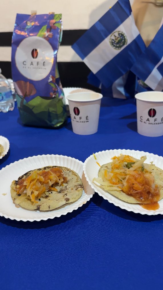 hurtadosv's tweet photo. El Consulado General de El Salvador, como país invitado por el H. Ayuntamiento de SLP, deleitó a los asistentes con una muestra gastronómica
En el marco de la Capital Americana de la Cultura 2025 en San Luis Potosí, con ricas pupusas, yuca frita y auténtico café El Salvador. https://t.co/hJJA2NSYbw