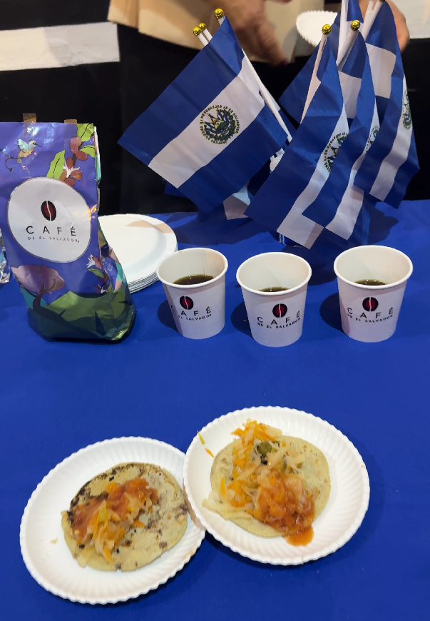 hurtadosv's tweet photo. El Consulado General de El Salvador, como país invitado por el H. Ayuntamiento de SLP, deleitó a los asistentes con una muestra gastronómica
En el marco de la Capital Americana de la Cultura 2025 en San Luis Potosí, con ricas pupusas, yuca frita y auténtico café El Salvador. https://t.co/hJJA2NSYbw