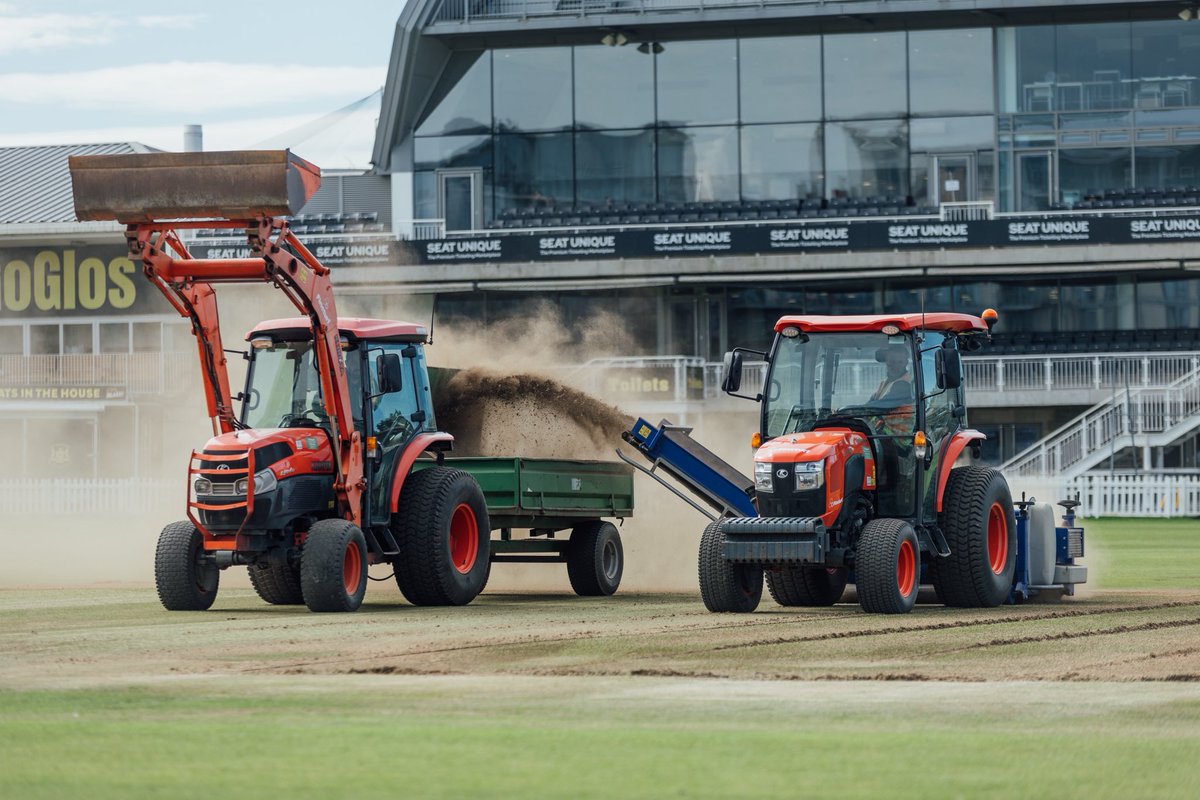Fineturf's tweet photo. Surface Renovation at @Gloscricket Ground.

End-of-season works are underway on the square, with vegetation and thatch being removed to take the surface back to clean cricket loam.

#GloucestershireCricket #GroundsTeam #FIneturf #Cricket https://t.co/RKaVZdby93