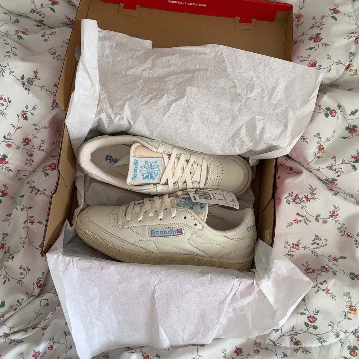 นี่พึ่งซื้อรองเท้าผ้าใบมาใหม่ของ Reebok ราคา shop 3590 ได้มา 1500 กว่าๆเองคุ้มมาก ㅠㅠ แต่วันนี้ใช้code ลดเหลือ 1300 กว่าๆ ใครหารองเท้าใหม่แนะนำ👍🏻