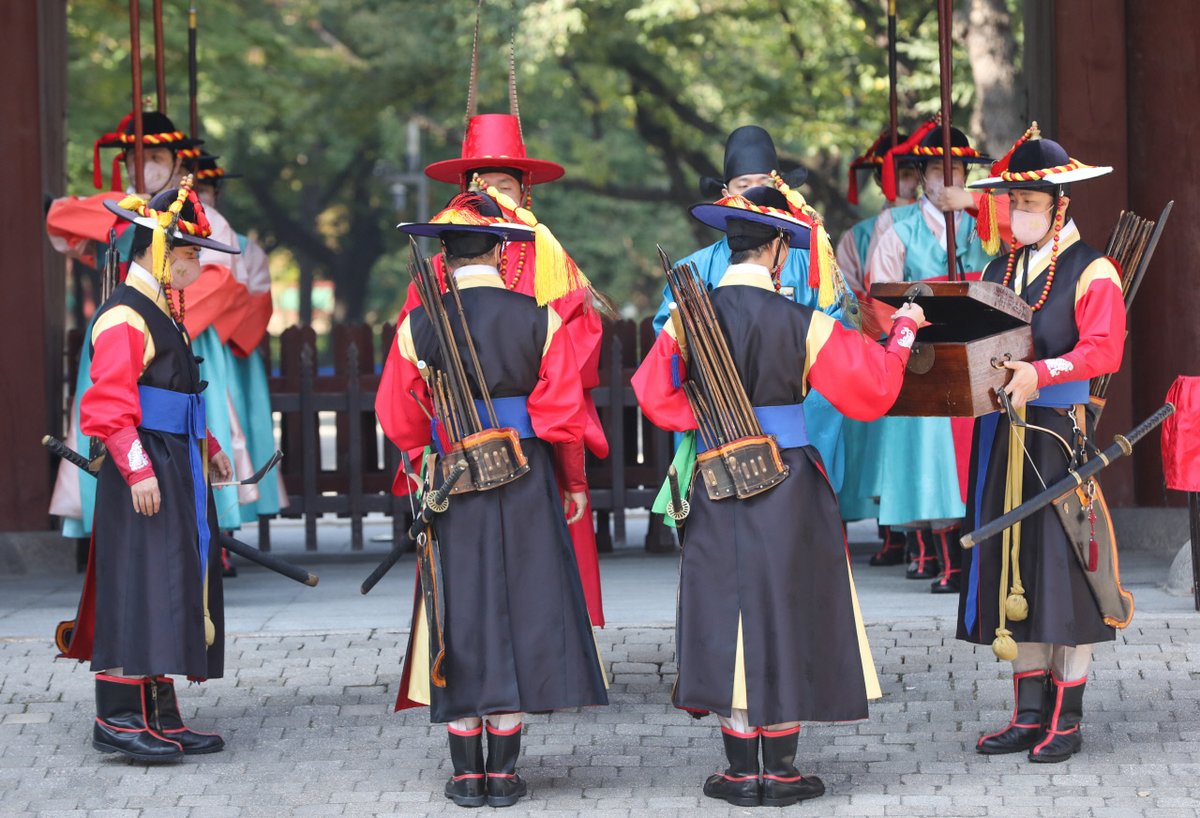 저는 궁궐마다 수문장 교대의식에서 보이는 추구미(?)가 다른 점을 아주 좋아해요!
🌺 경복궁(광화문) : 조선 최초로 지어진 법궁 → 15-16세기 재현
🌺 창덕궁(돈화문) : 임진왜란 이후 실질적인 법궁 → 18세기 재현
🌺 덕수궁(대한문) : 대한제국 황궁 → 19세기 재현