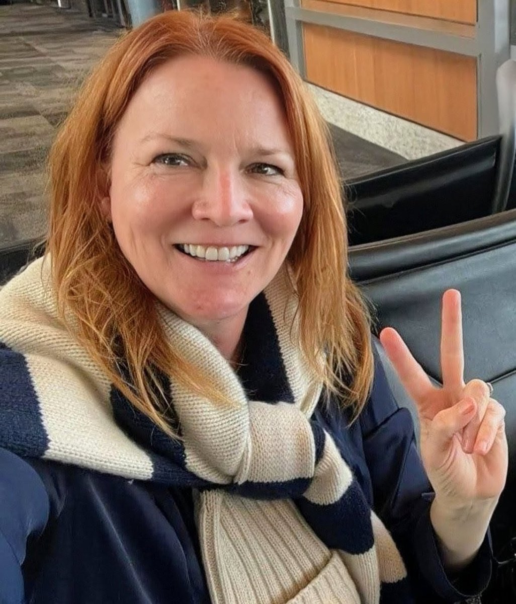 LynneRaaflaub's tweet image. Your Thursday morning smile. #LaurelHolloman ✌️🥰