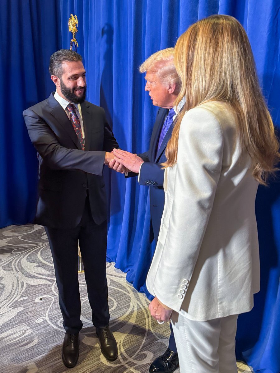 هذا ترامب، المعروف بمصافحته الخشنة