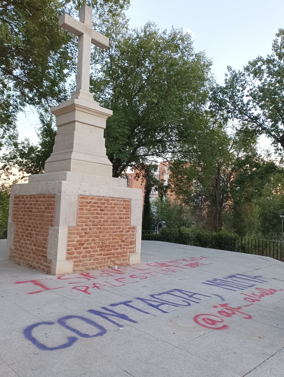 Bueno, pues al menos han dejado una dirección d contacto para q se les pueda exigir la limpieza del suelo.

La acumulación d basura allí, además, es terrible. Si es d los estudiantes, parece mentira que estén recibiendo cultura y formación en el cercano instituto Antonio Machado.