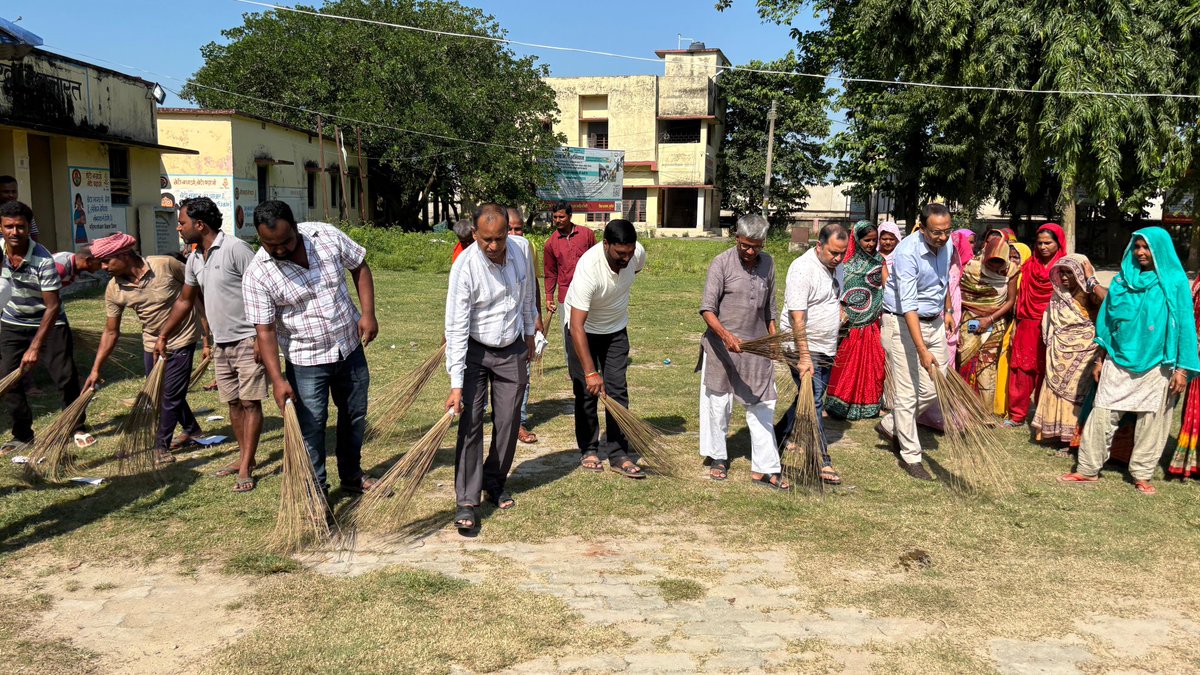 umesh78kumar's tweet image. आज प्रखंड मुख्यालय में स्वच्छता ही सेवा कार्यक्रम का आयोजन हुआ।
माननीय प्रखंड विकास पदाधिकारी के नेतृत्व में “एक दिन – एक घंटा – एक जगह” अभियान के तहत जीविका दीदी, सिमराही के लोगों नेउत्साहपूर्वक भाग लिया। 🧹✨

#स्वच्छता_ही_सेवा #राघोपुर #एकदिनएकघंटाएकजगह #श्रमदान #SwachhBharat