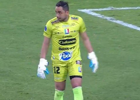 Un arquero muy normalito, se la pasa marrullando en los partidos, quemando tiempo, boconeando y cancheando, con ese penal que botó quedaron eliminados, el fútbol siempre te las cobra pedazo de mierda tripehijueputa. 🫵🏻😂