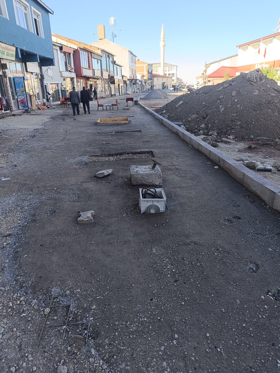 Prestij Caddemizin altyapısı olan Su, Elektrik , Doğal gaz, İnternet v.b.Çalışmalar tamamlandı.Taş döşeme ve şekillendirme çalışmalarına başlandı.Yakında  Prestij Caddemiz Halkımızın hizmetine sunulacaktır.