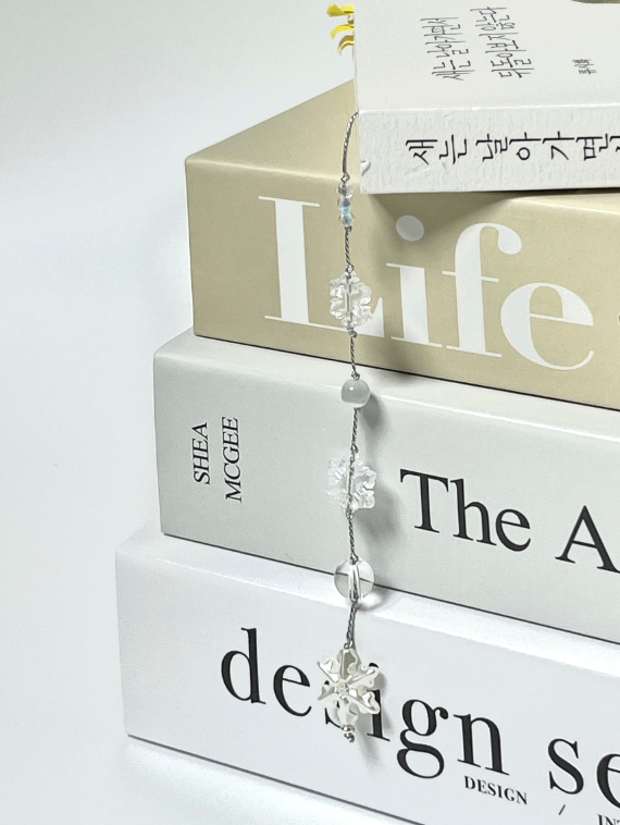 ❄️"이미 내 마음이 운명을 저버렸음을 눈치 챘어."

운명이라는 장벽을 두고 만난 키세와 트리스탄의 저릿한 이야기를 담은 <그날, 아주 따뜻한 봄날>
britg.kr/novel-group/no…

🎁#RT인용 으로 <얼음나무 숲>을 비롯해 하지은 작가님의 작품 속 명문장을 남기면 네이버페이&amp;작품 모티프 책갈피 증정!