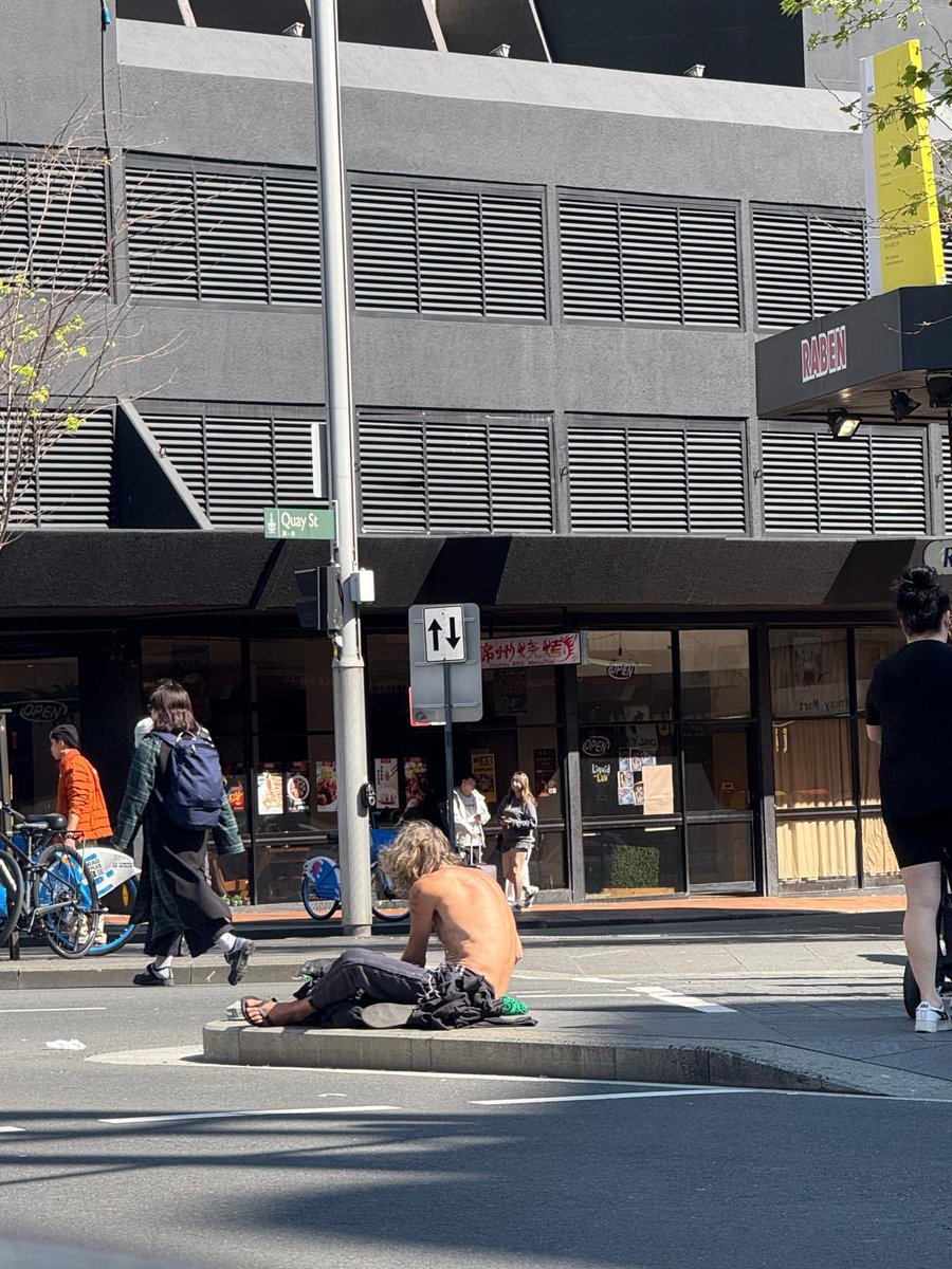 The not so lucky country…🇦🇺

🔜 #thepassitonacademy

👉🏼 linktr.ee/passitonclothi…

<a href="/OStyle2/">Stylist/ Founder of Pass it On</a> <a href="/ReadingThePlay/">ReadingThePlay</a>