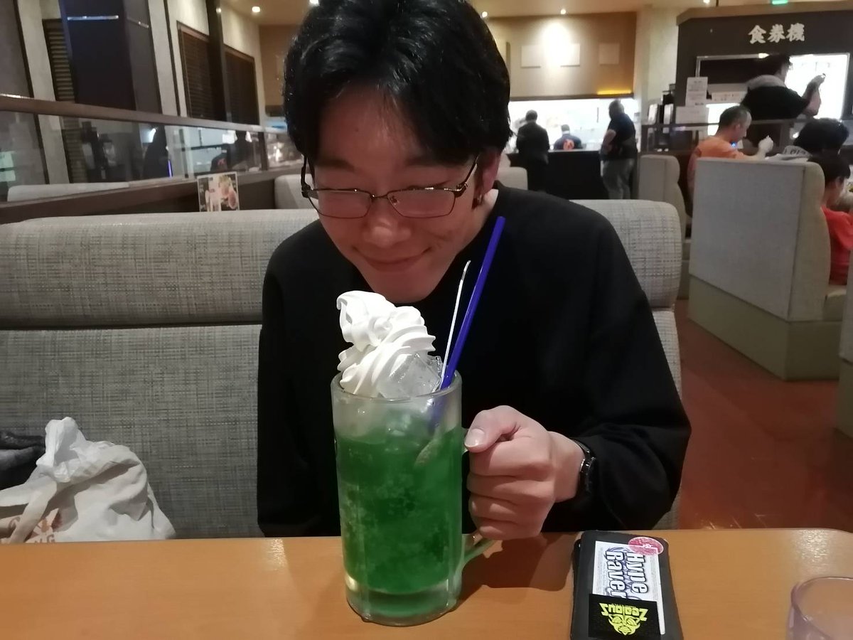 これはメガジョッキのクリームソーダ（450円）を前にニコニコのK-White