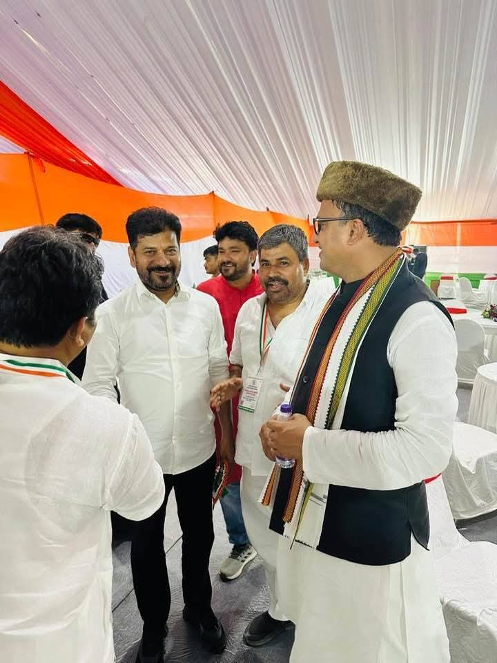 UPkaAlam's tweet image. कल पटना के सदाक़त आश्रम में आयोजित सीडब्ल्यूसी बैठक के बाद तेलंगाना के मुख्यमंत्री श्री रेवंत रेड्डी जी के साथ.