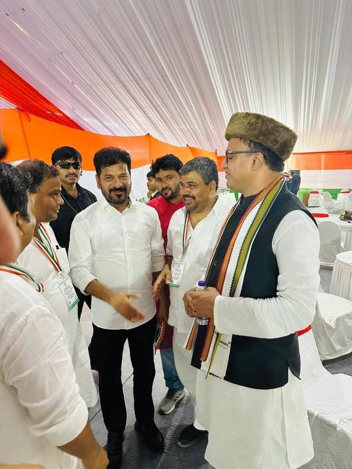 UPkaAlam's tweet image. कल पटना के सदाक़त आश्रम में आयोजित सीडब्ल्यूसी बैठक के बाद तेलंगाना के मुख्यमंत्री श्री रेवंत रेड्डी जी के साथ.