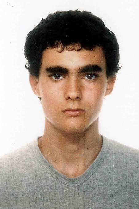 Claudette__'s tweet photo. Come ogni anno il 25 settembre mi sveglio e leggo su Facebook tutto il dolore straziante di un padre a cui hanno ammazzato il figlio, nel pieno della sua giovinezza, in un modo barbaro e violento.
20 anni senza Federico. https://t.co/HF3ZfPM36H
