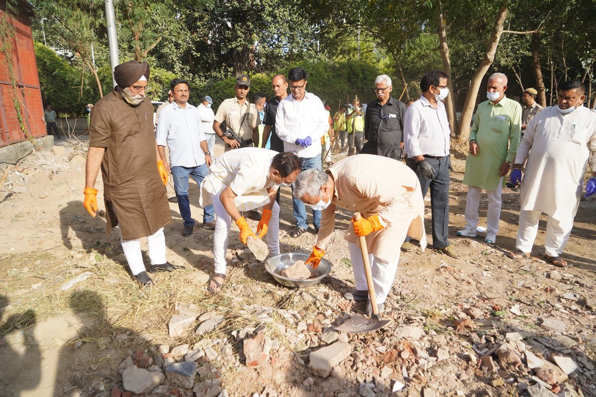BJP4Delhi's tweet photo. प्रधानमंत्री श्री @narendramodi के जन्मदिन के अवसर पर चल रहे सेवा पखवाड़े के अंतर्गत प्रदेश अध्यक्ष श्री @Virend_Sachdeva ने दीनदयाल उपाध्याय मार्ग पर स्वच्छता अभियान में श्रमदान किया।

#SevaParv https://t.co/jymI6VHoiN