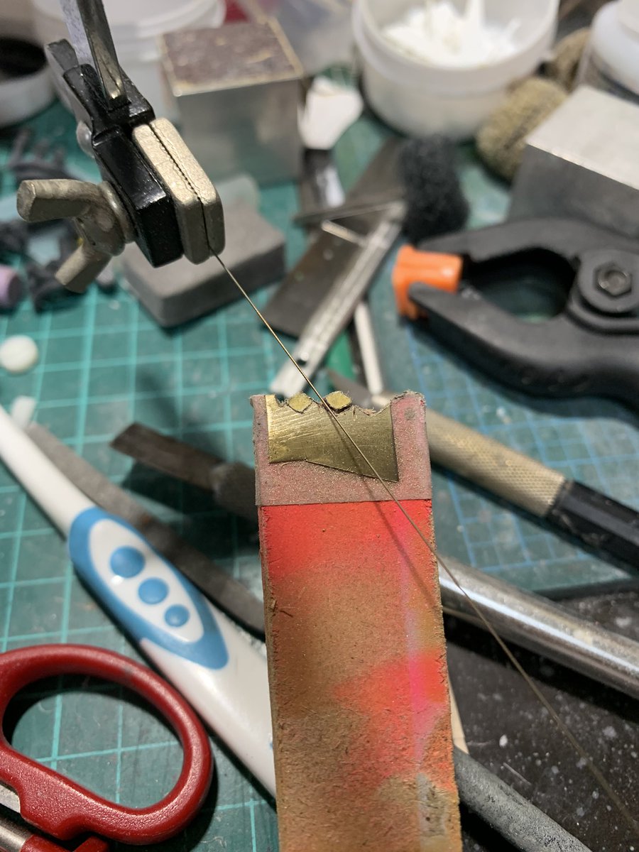 412T1製作振り返り6
パイプを潰したり、半田付けしたりと地味に時間がかかるので足回りは作れる時に一気に作ってしまいます。サスアームのブラケットは菱形の真鍮板に糸鋸でスリットを切ってアーム側の真鍮板と互い違いに組み合わせます。

#フェラーリマシンミーティング