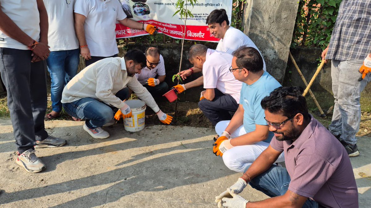 आज पंडित दीनदयाल उपाध्याय  जी की जयंती के अवसर पर बूथ संख्या 198 झील पार्क नगर नहटौर में भाजपा नगर मंडल के पदाधिकारियों, कार्यकर्ताओ के साथ स्वच्छता अभियान के तहत झील की सफाई एवं पौधारोपण किया ।
स्वच्छ और हरित भारत के संकल्प को साकार करने की दिशा में यह एक प्रेरणादायक पहल रही।