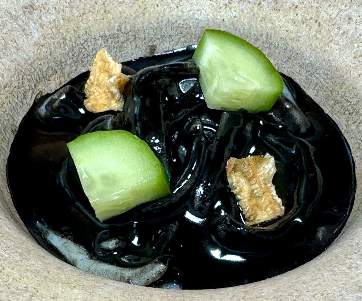 En Ronda <a href="/benitogomezbece/">Benito Gomez</a> y su equipo convierten las desgastadas pautas del “fine dining” en algo distinto. En <a href="/restbardal/">Restaurante Bardal</a> nada de cocina de proximidad, de fermentados y proteínas alternativas, ni de aburridos discursos en torno a prácticas sostenibles. gastroactitud.com/restaurante/ba…