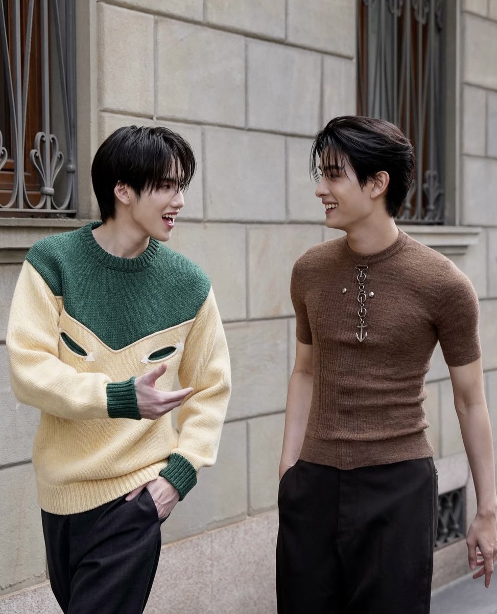 หล่อมากชอบความเสื้อพอดีตัวอ่ะ ขุนใส่แล้วดูดีมากเห็นกล้ามเนื้อชัดเลยว่าออกกำลังกายแบบมีวินัยสุด ๆ

KHUNPOL FOR PRADA SS26

#KHUNPOL 
#PradaSS26xKHUNPOL