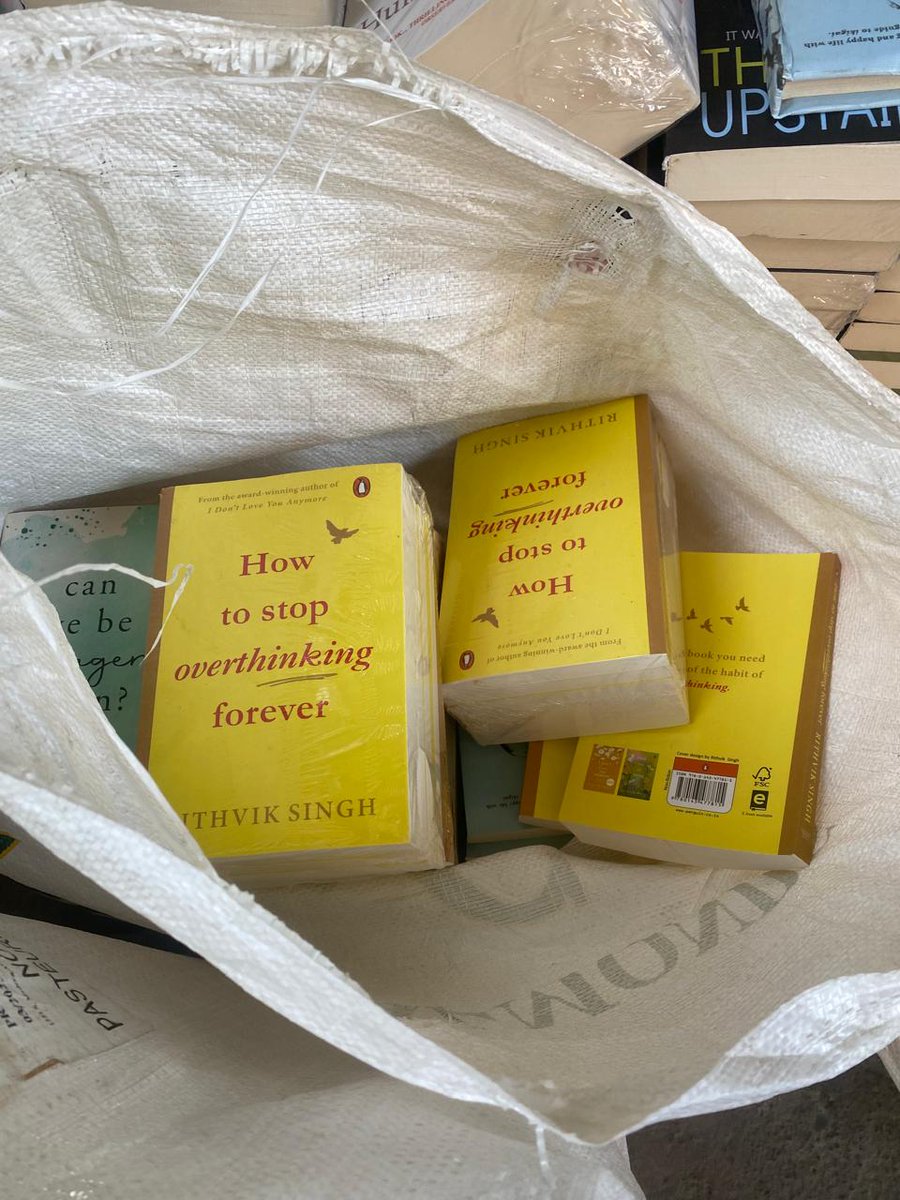 PenguinIndia's tweet image. 🧵A significant number of pirated Penguin books were discovered by the Crime Branch of Delhi Police during a raid. The publishing house has been a champion of anti-piracy efforts and has complained to the authorities, which led to this raid and seizure of pirated books.