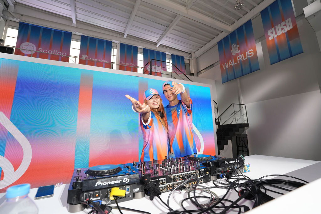 Sui Builder House event in Seoul with colorful banners and participants