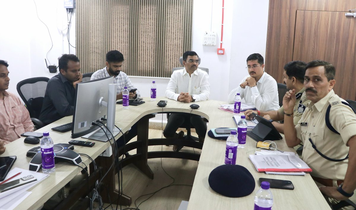 comindore's tweet photo. इंदौर संभागायुक्त डॉ. सुदाम खाड़े ने ओंकारेश्वर में "सिंहस्थ_2028" कार्यों की प्रगति की समीक्षा की। सभी विभागों को समयबद्ध और गुणवत्ता पूर्ण कार्य निर्देशित।
#सिंहस्थ_2028 #प्रगति_समीक्षा #IndoreDivision #AdministrativeUpdate
@CMMadhyaPradesh https://t.co/wxUlZZrbCA