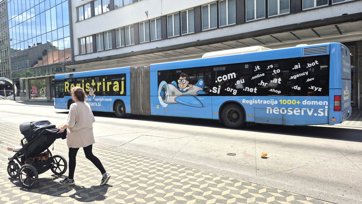neoserv's tweet image. Ste že srečali "naš" modri avtobus, ki vsak dan pridno vozi po Ljubljani? 🔹🚍🔹 In kar piše na njem, je čista resnica – pri NEOSERV vam na registracijo več kot 1000 domenskih končnic zagotavljamo najnižjo ceno v Sloveniji. 🔥

💎 neoserv.si