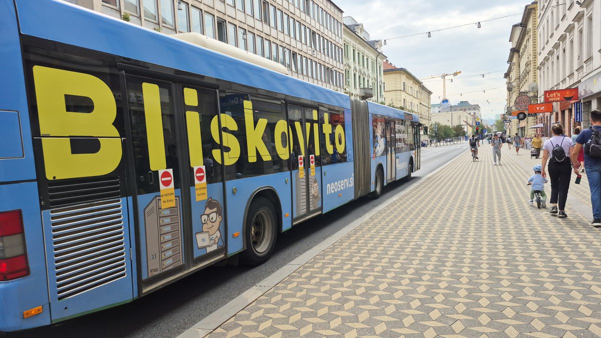 neoserv's tweet image. Ste že srečali "naš" modri avtobus, ki vsak dan pridno vozi po Ljubljani? 🔹🚍🔹 In kar piše na njem, je čista resnica – pri NEOSERV vam na registracijo več kot 1000 domenskih končnic zagotavljamo najnižjo ceno v Sloveniji. 🔥

💎 neoserv.si