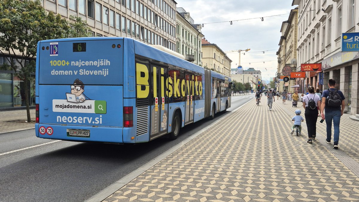 neoserv's tweet image. Ste že srečali "naš" modri avtobus, ki vsak dan pridno vozi po Ljubljani? 🔹🚍🔹 In kar piše na njem, je čista resnica – pri NEOSERV vam na registracijo več kot 1000 domenskih končnic zagotavljamo najnižjo ceno v Sloveniji. 🔥

💎 neoserv.si