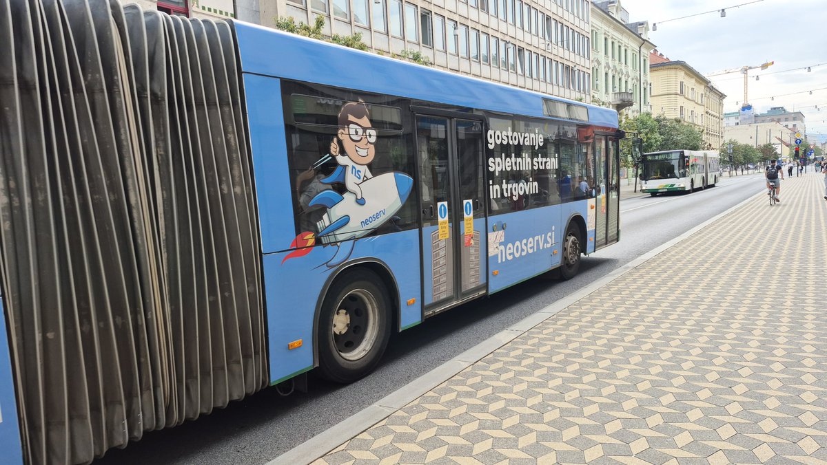 neoserv's tweet image. Ste že srečali "naš" modri avtobus, ki vsak dan pridno vozi po Ljubljani? 🔹🚍🔹 In kar piše na njem, je čista resnica – pri NEOSERV vam na registracijo več kot 1000 domenskih končnic zagotavljamo najnižjo ceno v Sloveniji. 🔥

💎 neoserv.si